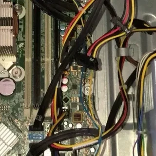 表弟在大学后勤处,说仓库要清几十台淘汰电脑…胜哥说